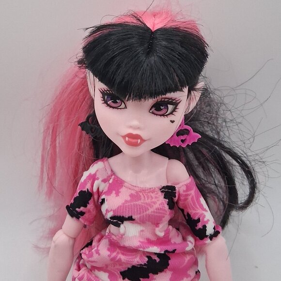 Monster High Draculaura Doll - Picture 1 of 4